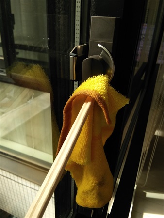 窓掃除の便利アイテム：割り箸＋古布