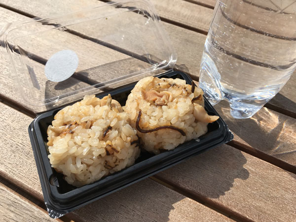 魚津バイ飯おこわと先ほど汲んだ立山玉殿の湧水