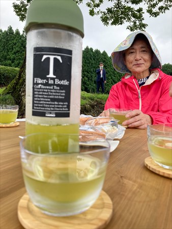 大淵笹場で茶畑をのぞむ茶屋にて。冷茶をいただきます
