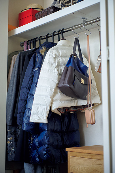 コートやバッグなど外出時に使う物は、1か所にまとめると出がけに慌てません。