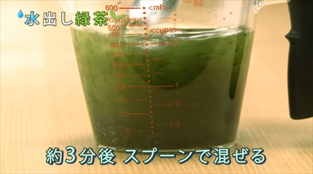 マイボトルに入れる水出し緑茶の作り方：手順3（3分後スプーンで混ぜる）