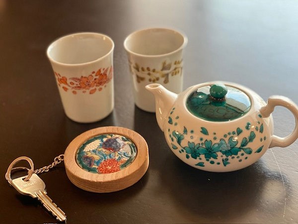 「界 加賀」客室に置かれた九谷焼の茶器セット