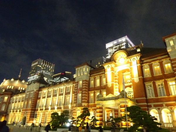 国の重要文化財・東京駅の夜景を見る