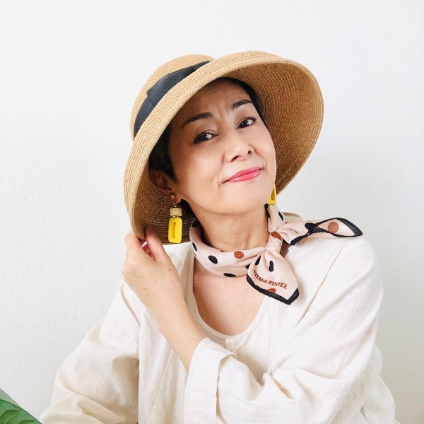 池田さんグレイヘアファッションスカーフ