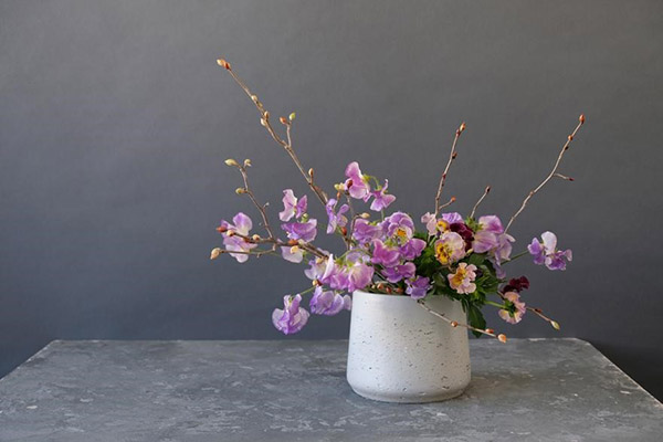 スイートピーの飾り方：花材をプラスして春のはじまりを表現