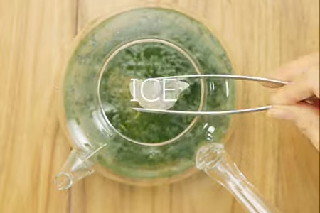 氷水出し緑茶の作り方：ステップ2（水200ｍLと氷3個を入れる）