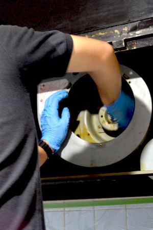 換気扇掃除：ドラム内側の油汚れを取る