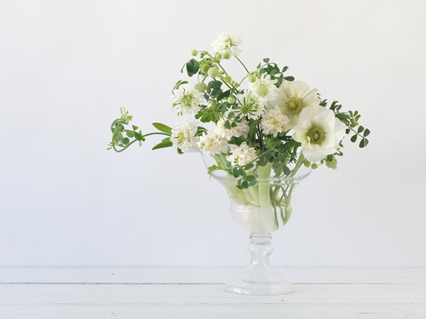 ヒヤシンスの飾り方2：白い花とグリーンをプラス