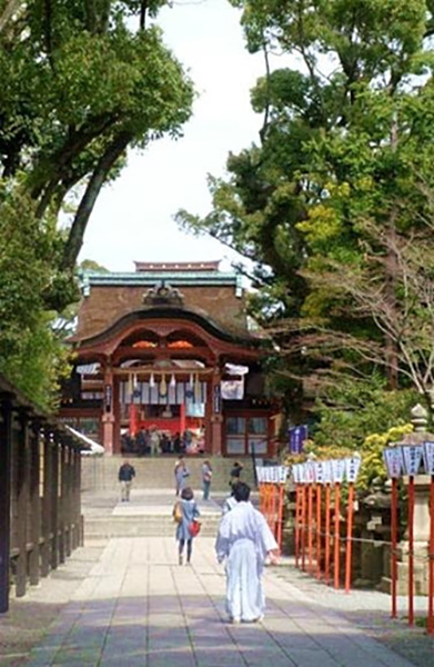 山上にある美しい社殿……日本三大八幡宮の一つだそうです。