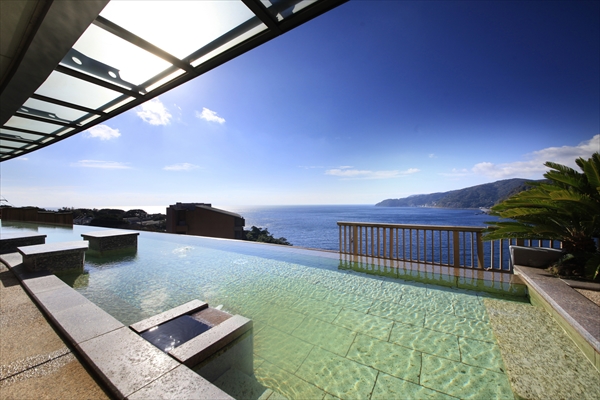 海と一体化した温泉ー赤沢日帰り温泉館