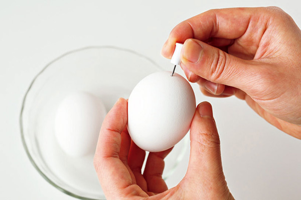 ゆで卵は、尖っていない方に画びょうで1か所穴をあけてからゆでると、殻がむきやすくなります。ゆで時間は5〜６分。