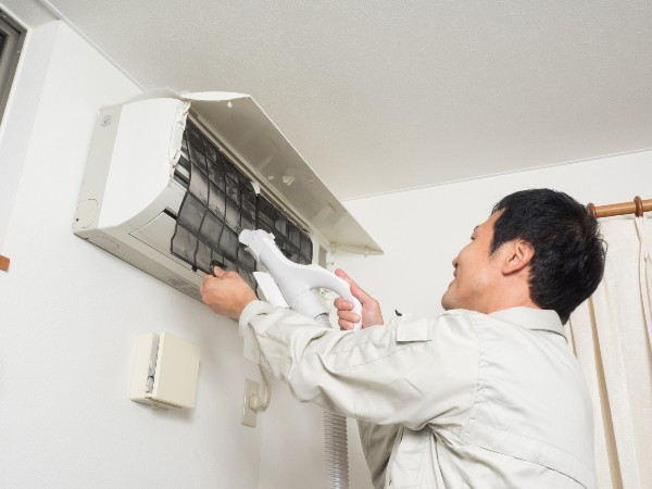 エアコンを掃除すると電気代は安くなるの？