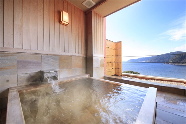 木の香りが清々しい「亜麻」の部屋の檜風呂ー赤沢日帰り温泉館