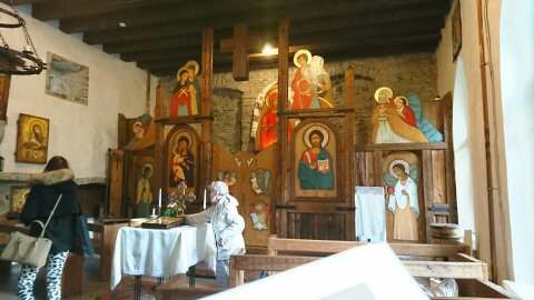 教会の内外に多数のイコン画が。