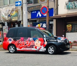 広島カープのイラストが描かれた車