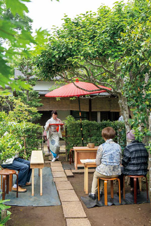 和風庭園で野点傘を広げ、抹茶と和菓子でおもてなし