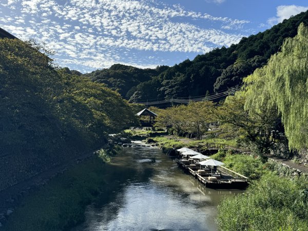 音信川の川辺を散策し、温泉街全体を楽しむ「界 長門」