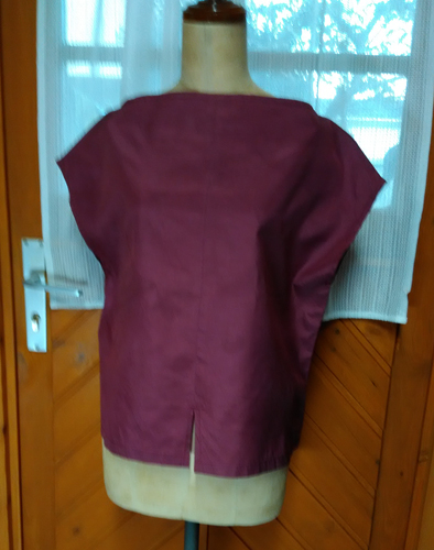 小豆色のボートネックブラウス。