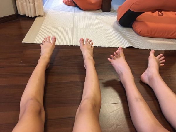 10歳（左）と８歳（右）の娘の足です。「広げてみてー」とお願いしたら、ぱかーっと。でも10歳娘の左足の左小指はちょっと弱り気味？