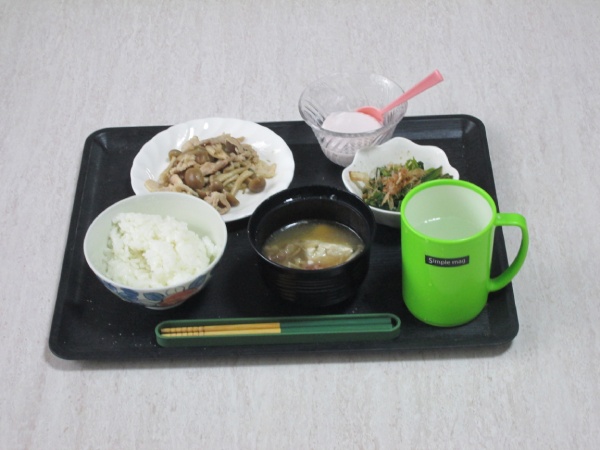 ある日の夕食。ごはん一膳、白菜と豆腐の味噌汁、肉としめじの炒め物、ホウレンソウのお浸し、ヨーグルト