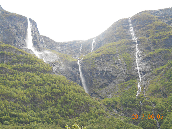山肌を流れる滝