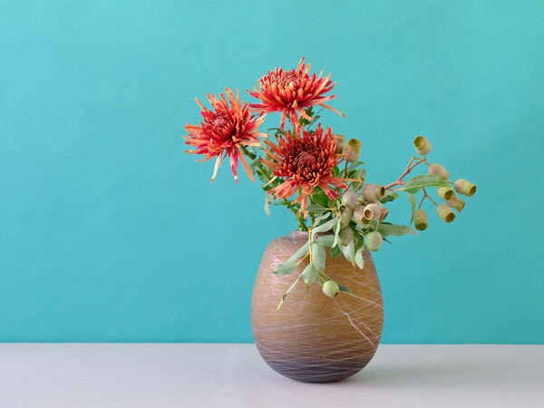 秋色の菊の飾り方1： 個性的な実物を添えて楽しむ