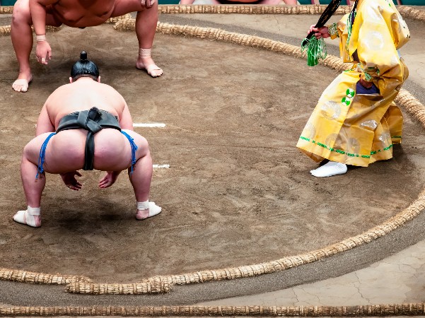 大相撲で女性が土俵に上がれないワケは？