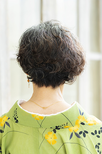安久井千穂子さん・70代のグレイヘア写真（バック）