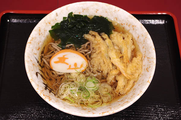 富山駅改札外にある立山そばの「しろえび天そば」