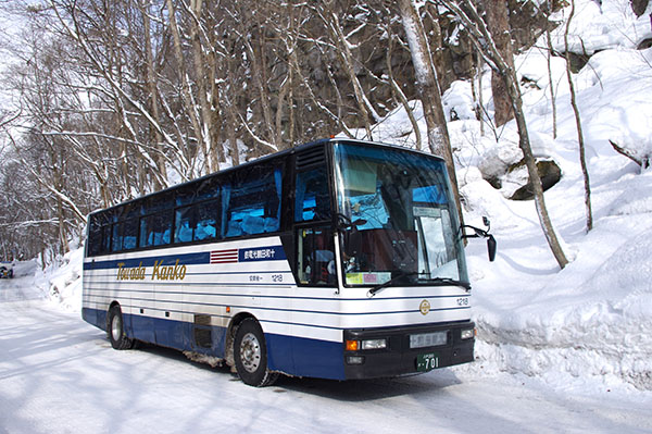 ツアーバスで冬の奥入瀬ネイチャーガイドツアーに参加
