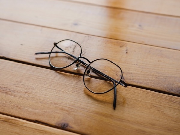 メガネのたたみ方、左右どっちからが正しいの？