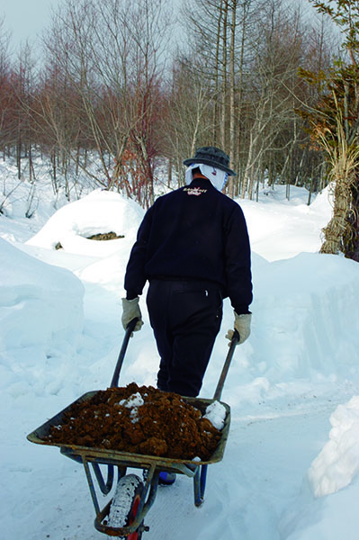 深い雪に覆われる冬も、武市 さんは毎日庭仕事を続けます
