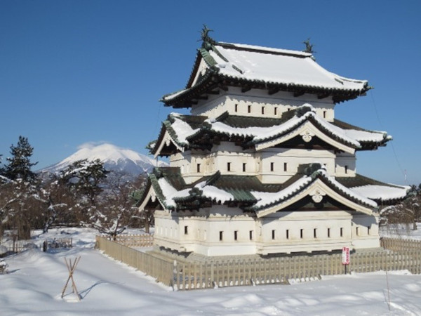 凛とした美しさ！雪に包まれる「弘前城」