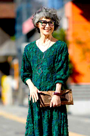 グレイヘアファッション見本：鮮やかなワンピース（70代女性）