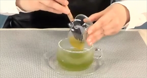 ゆずモクテルの作り方：ゆず茶（ゆずジャム）を入れる