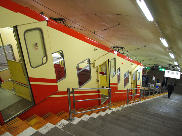 黒部ケーブルカーは日本で唯一の全線地下式ケーブルカー