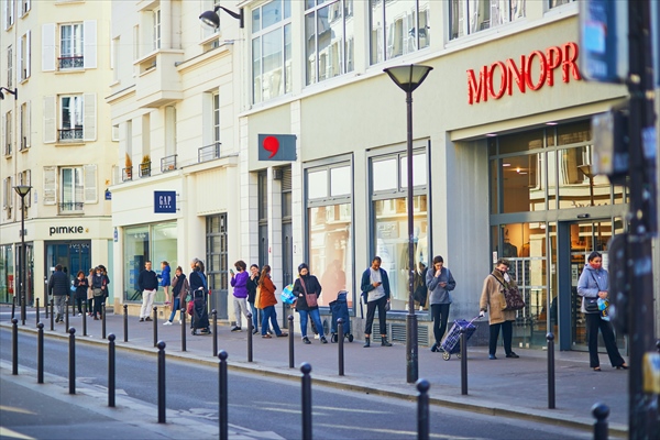 コロナ禍のフランス・パリ。入店前の行列も、１ｍ間隔を守れるようにスタッフが頻繁に見回ります。