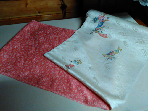 柄物の八掛（左側、ピンクが八掛です）。