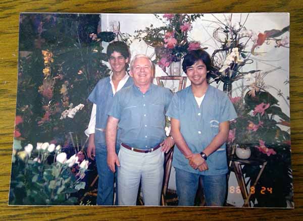ブラジル・サンパウロの花屋「パンプローナフローリスト」で働いていた頃の新井さん（右）