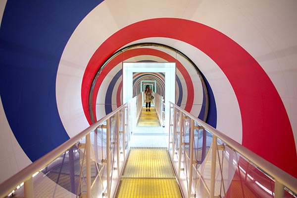 カールステン・ヘラー「Rolling Cylinder, 2012」