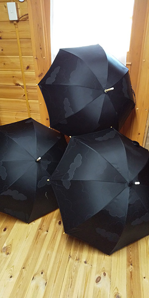 黒の雨ゴート地で日傘を3本作りました