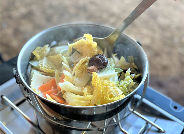 朝ごはんは、前日の残り野菜とサバ缶の「豆乳スープ」