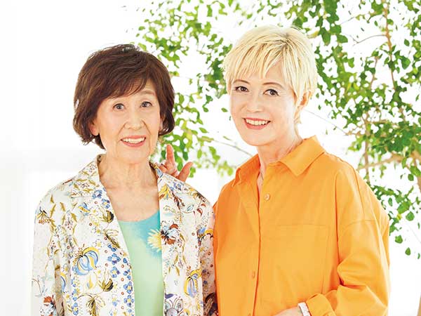 読者モデルの粟田紀美さんと横森さん。