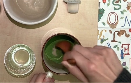 【ホット】抹茶ラテの作り方1：マグカップで抹茶と砂糖を混ぜる