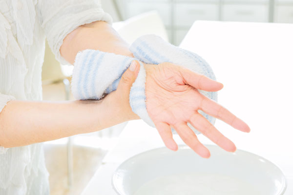 【ポイント1：手洗い】指先まで丁寧に。拭き取りは優しく
