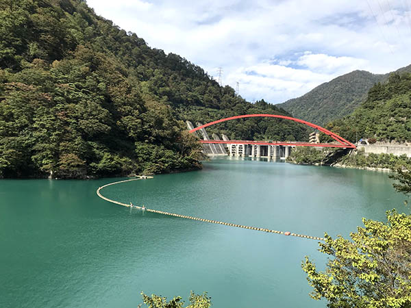 駅を出て間もなく右手に見えてくる「うなづき湖」