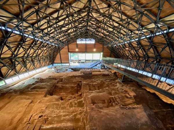 「九谷焼窯跡展示館」巨大な登り窯の遺跡