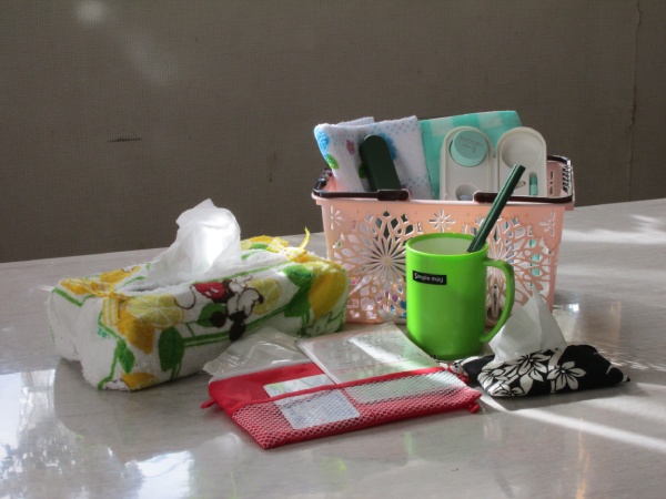 100円ショップで用意した物　洗面道具一式、箸、ふきん、タオル、コップ、テッシュ一箱。