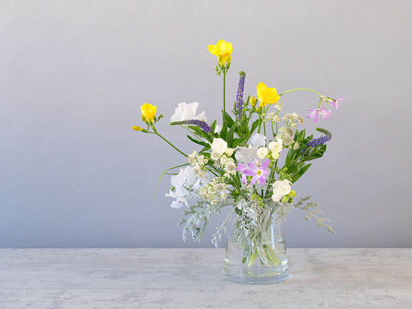 フリージアの飾り方3：春らしい花をプラス