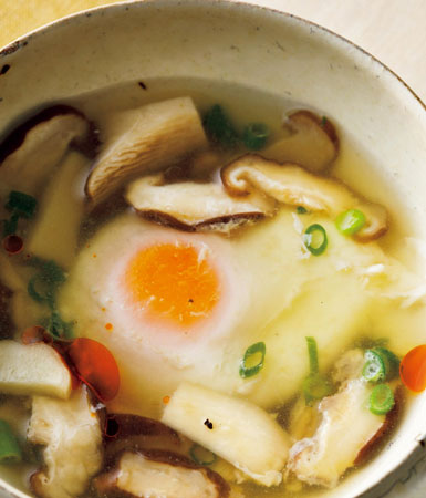 きのこプラスレシピ3：きのこスープ 生卵落とし